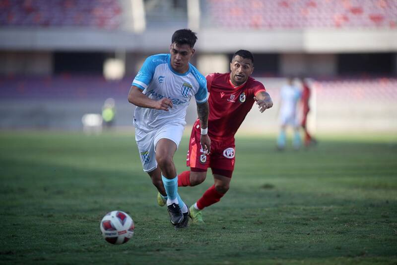 en la foto durante el derbi con Club Deportes La Serena, corre riesgo de no jugar esta temporada.
