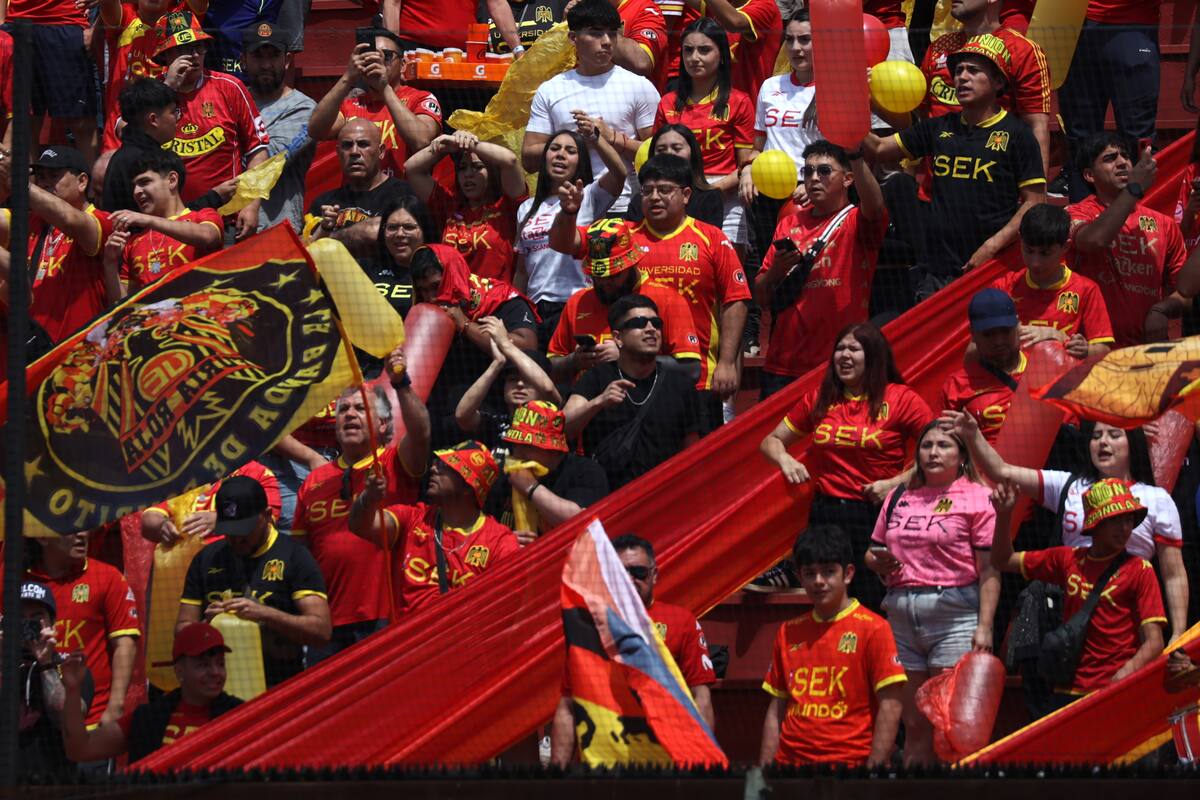 Hinchas hispanos en el último partido ante Colo Colo. Foto: Aton.
