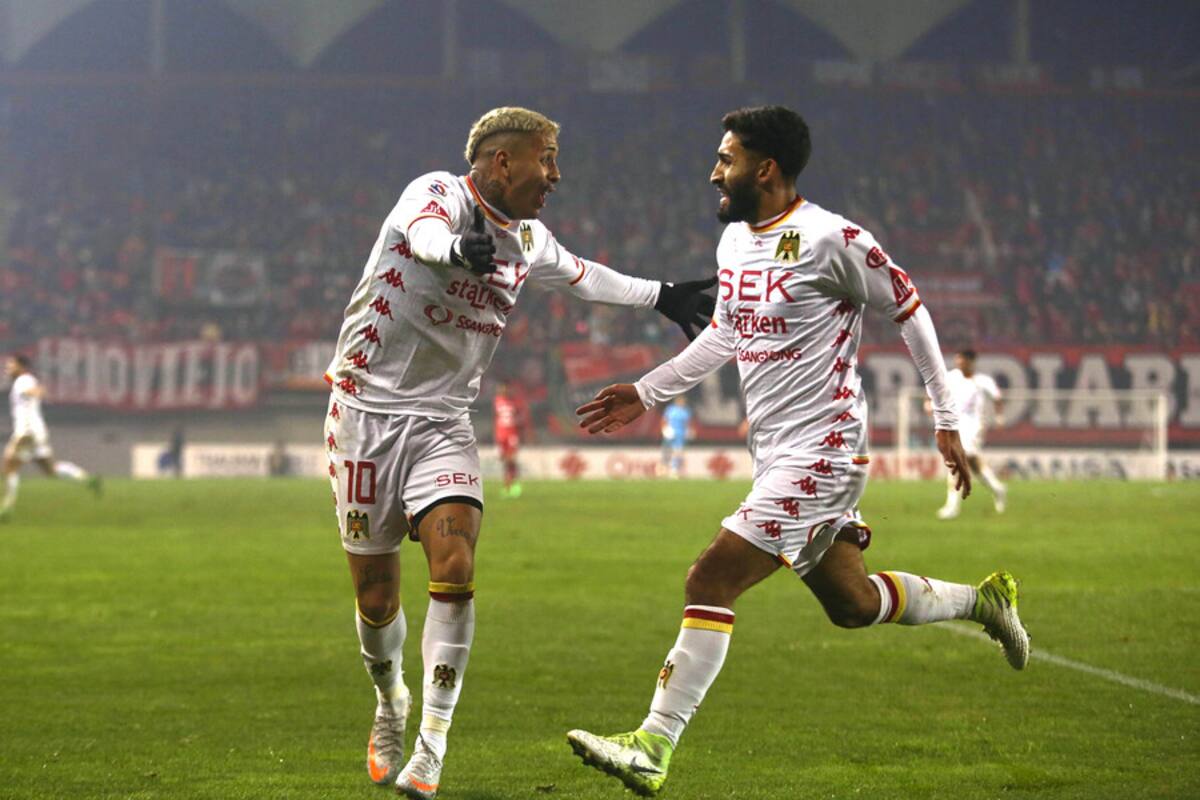 Diego Acevedo y Rodrigo Piñeiro, jugadores de Unión Española en el duelo frente a Ñublense. Foto: Aton.
