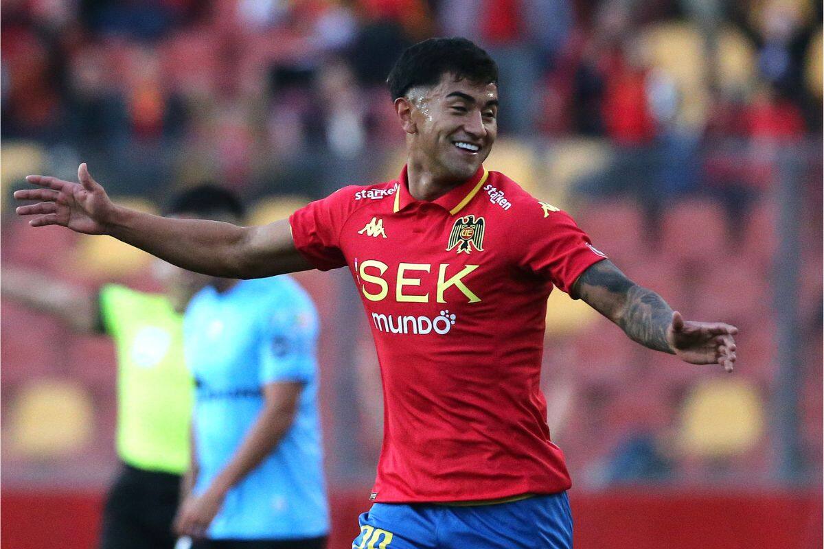 Franco Frías festeja uno de los tres tantos que le anotó el sábado a Deportes Iquique en Santa Laura. Foto: Agencia Aton.