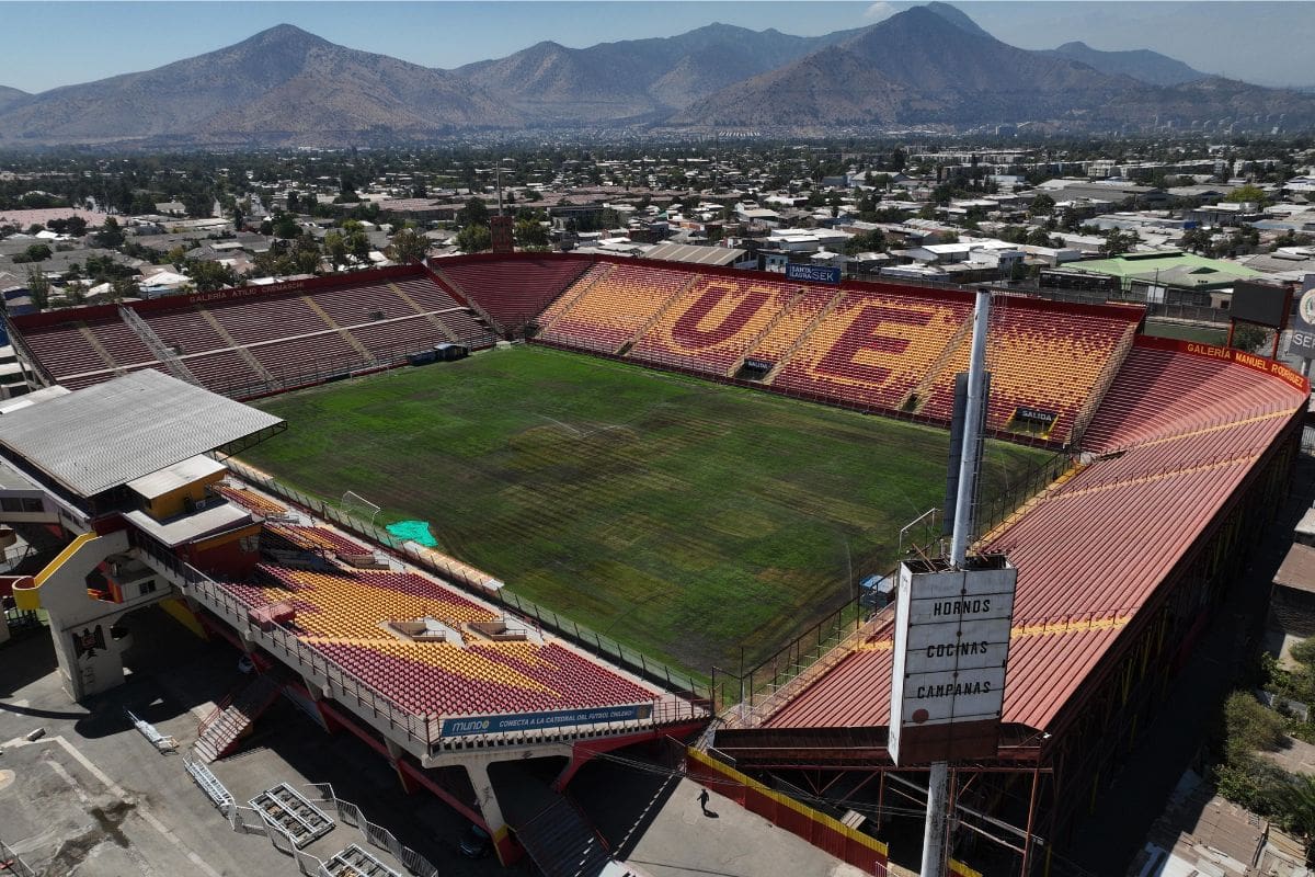 La cancha del Estadio Santa Laura es tema de conversación en el fútbol chileno. Foto: Agencia Aton.