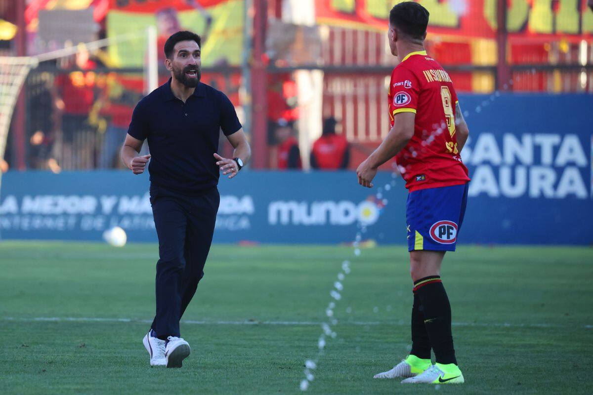 Gonzalo Villagra (izquierda) será el entrenador de Unión Española en 2026. Foto: Agencia Aton.