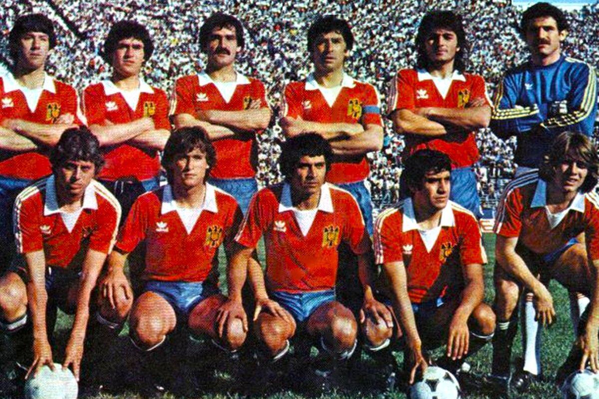 Héctor Pinto en una formación de los Hispanos. Es el cuarto de abajo, de izquierda a derecha, entre Víctor Estay y Horacio Simaldone.