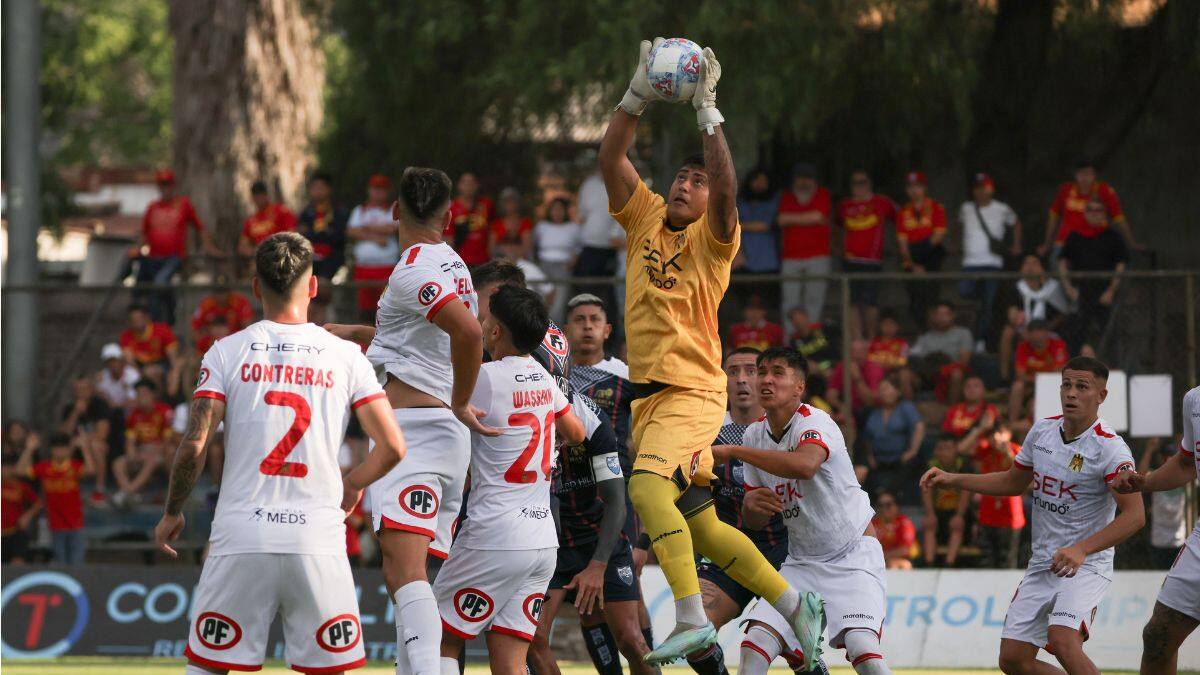 Nuevo refuerzo uruguayo de Unión Española estuvo de incógnito en el partido ante Recoleta