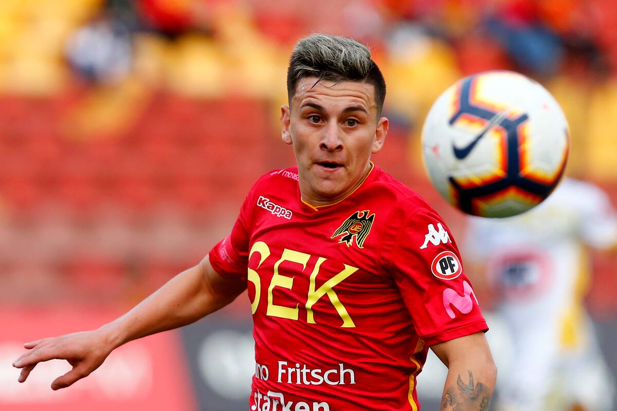 Futbol, Union Espanola vs Coquimbo Unido
Decima fecha, Segunda Rueda, campeonato nacional 2019
El jugador de Union Espanola, Pablo Aranguiz, controla el balon durante el partido de primera division en el estadio Santa Laura de Santiago, Chile.
15/10/2019
Ramon Monroy/Photosport
Football, Union Espanola vs Coquimbo Unido
10th, Second Round 2019 National Championship
Union Espanola's player Pablo Aranguiz controls the ball during the first division football match held at the Santa Laura stadium in Santiago, Chile.
15/10/2019
Ramon Monroy/Photosport