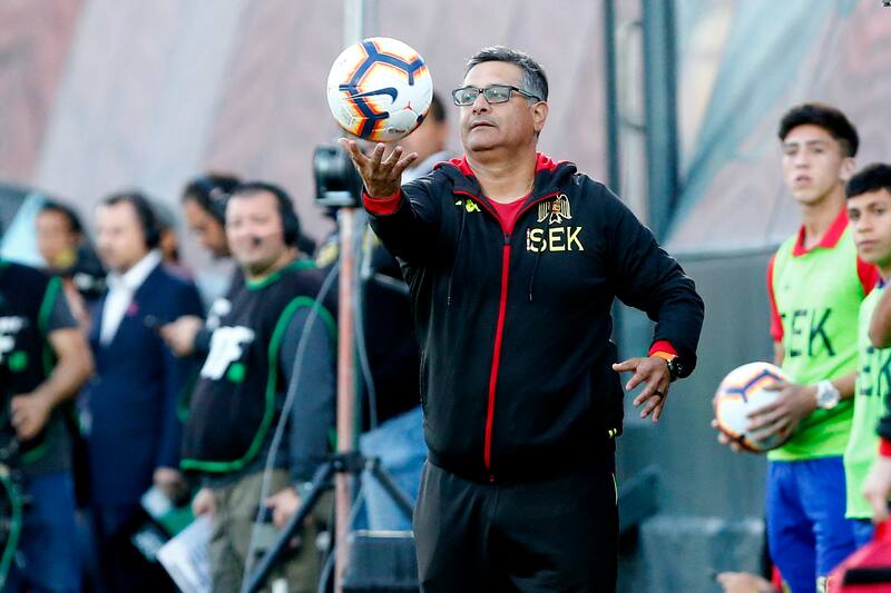 Futbol, Union Espanola vs Coquimbo Unido
Decima fecha, Segunda Rueda, campeonato nacional 2019
El entrenador de Union Espanola Ronald Fuentes da instrucciones a sus jugadores durante el partido de primera division en el estadio Santa Laura de Santiago, Chile.
15/10/2019
Ramon Monroy/Photosport
Football, Union Espanola vs Coquimbo Unido
10th, Second Round 2019 National Championship
Union Espanola's manager Ronald Fuentes instructions his players during the first division football match held at the Santa Laura stadium in Santiago, Chile.
15/10/2019
Ramon Monroy/Photosport