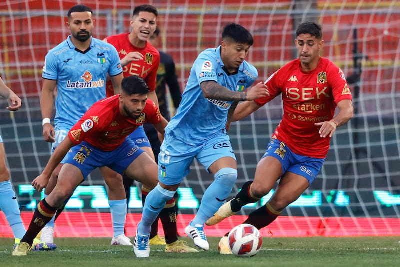 Empataron 3-3 en el estadio Santa Laura.