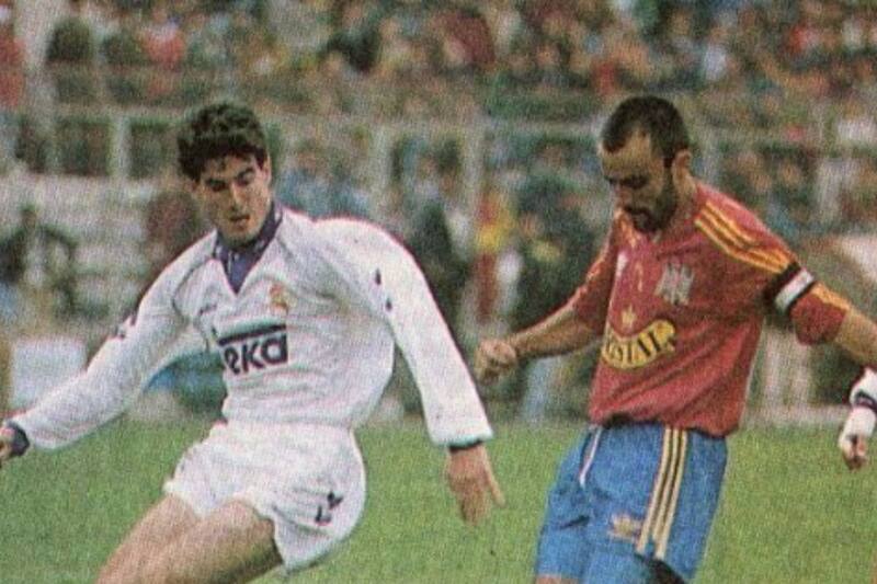 Partido histórico jugado hace 30 años en Santa Laura. En la imagen, José Luis Sierra enfrenta a Nando.