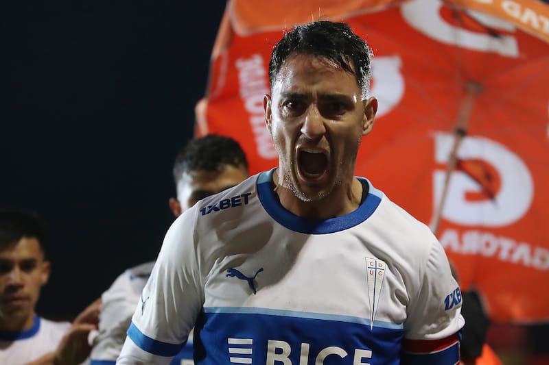 El jugador de Universidad Catolica Fernando Zampedri celebra su gol contra Union Espanola.