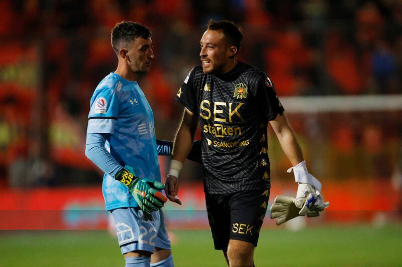 Nicolás Peranic y Sebastián Pérez se vieron las caras en el 2-2 entre la UC y la Unión, duelo que terminó con el Zanahoria expulsado por reclamos.