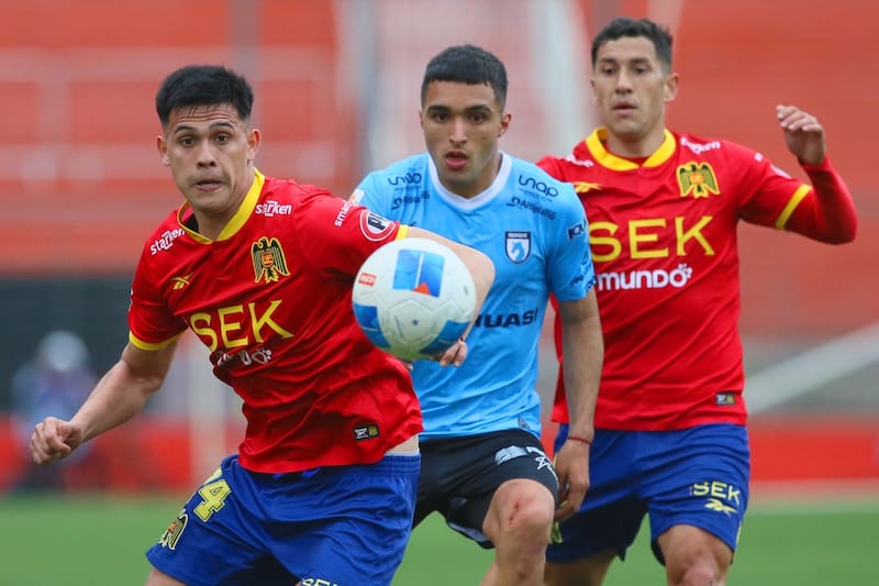 En los escritorios de los abogados se juegan la última opción de mantenerse en Primera, pese a haber descendido deportivamente. Foto: Agencia Aton.