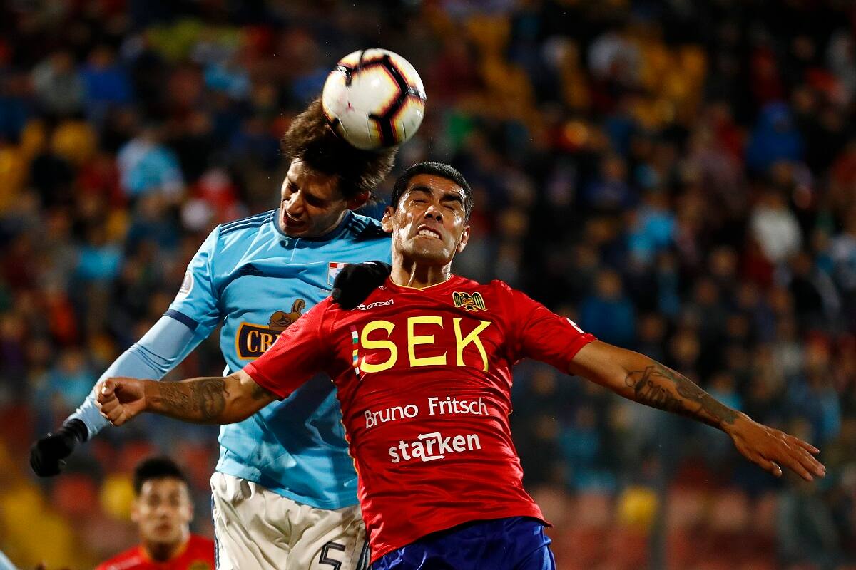 Futbol, Union Espaola vs Sporting Cristal.
Copa Sudamericana 2019.
El jugador de Union Espaola Sebastian Varas disputa el balon contra Omar Merlo de Sporting Cristal durante el partido por Copa Sudamericana en el estadio Santa Laura.
Santiago, Chile.
21/05/2019
Felipe Zanca/Photosport
Football, Union Espanola vs Sporting Cristal.
Copa Sudamericana championship 2019.
Union Espanola's player Sebastian Varas battles the ball against Omar Merlo of Sporting Cristal during Copa Sudamericana championship 2019 at Santa Laura stadium in Santiago, Chile.
21/05/2019
Felipe Zanca/Photosport