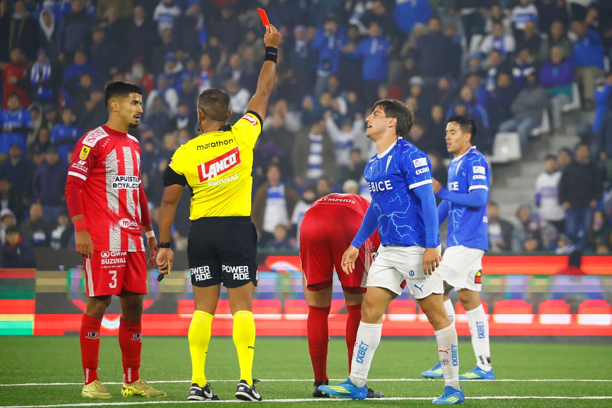 La molestia por el arbitraje contra la UC. Foto: Aton.