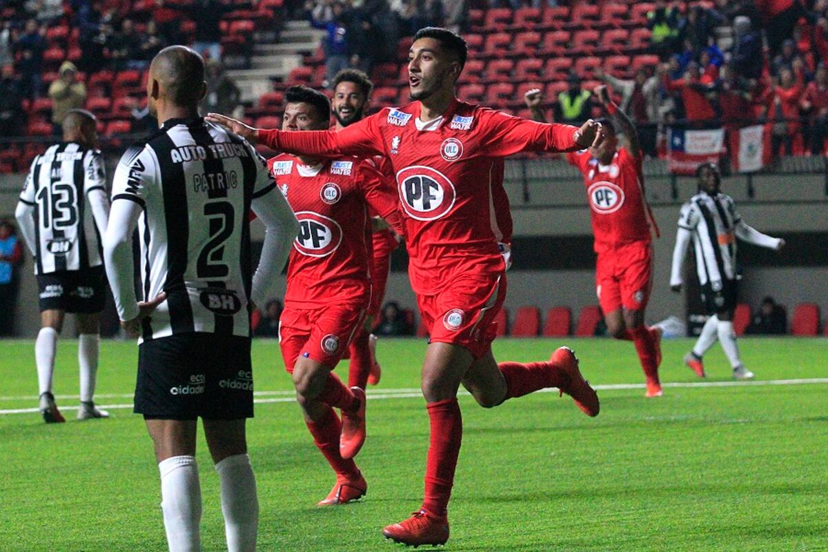 Futbol, Union La Calera vs Atletico Mineiro
Copa Sudamericana 2019
El jugador de Union La Calera Franco Lobos, derecha, celebra con sus companeros su gol contra Atletico Mineiro durante el partido de segunda fase de la Copa Sudamericana disputado en el estadio Nicolas Chahuan de La Calera, Chile.
21/05/2019
Sebastian Cisternas/Photosport
Football, Union La Calera vs Atletico Mineiro
Copa Sudamericana Championship 2019
Union La Calera's player Franco Lobos, center, celebrates with teammates after scoring against Atletico Mineiro during the second phase match of the Copa Sudamericana Championship held at the Nicolas Chahuan stadium in La Calera, Chile.
21/05/2019
Sebastian Cisternas