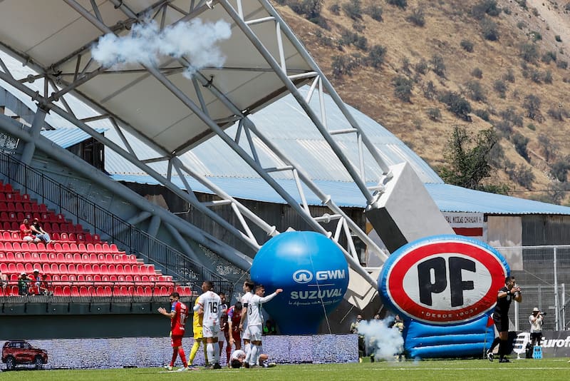 Bombas de estruendo cayeron a la cancha afectando a jugadores de ambos equipos.