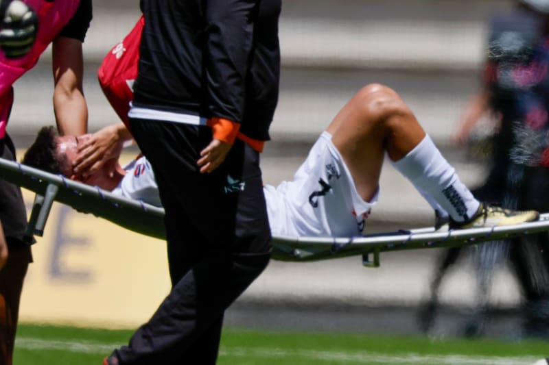 Ignacio Pacheco debió ser retirado de la cancha.