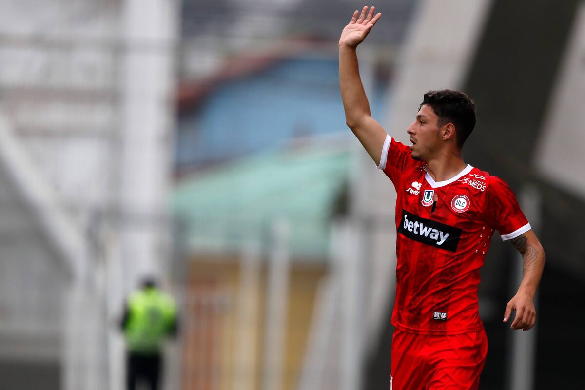 César Pérez es fotografiado durante el partido de primera division contra Coquimbo Unido