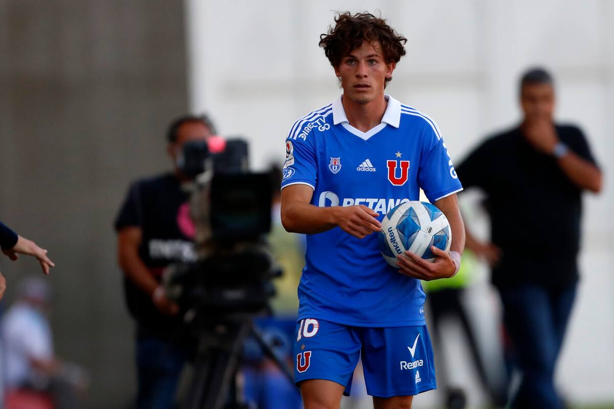 El jugador de Universidad de Chile Simon Contreras es fotografiado durante el partido de primera division 2022.