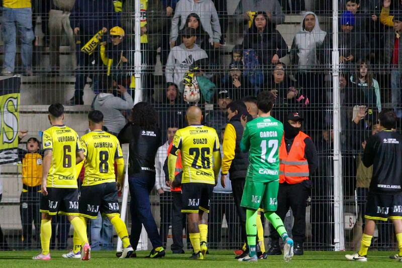 El duelo debió suspenderse por lanzamiento de bombas de estruendo y fuegos artificiales. Foto: ATON