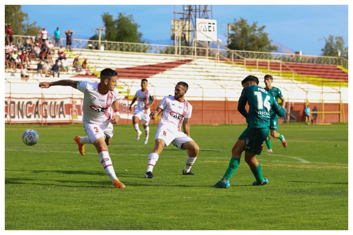 El Uní Uní ya derrotó este año al Decano jugando en el Estadio Municipal Javier Muñoz. Foto: @wanderersoficial en Instagram.