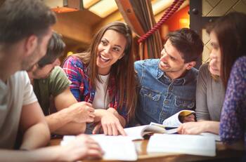 Estas son las mejores carreras para estudiar en la Universidad Andrés Bello: Sueldos superan $1.000.000