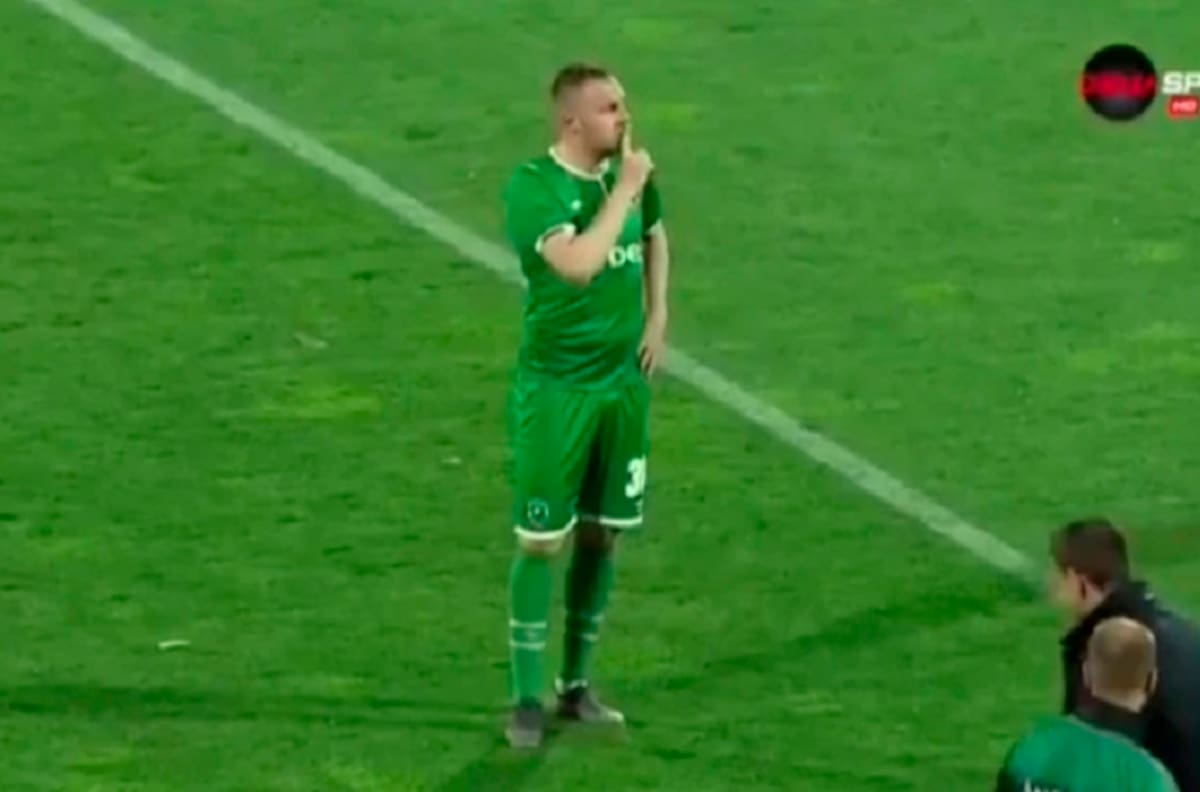 Delantero provocó a hinchada rival tras marcar y al final del partido casi lo linchan