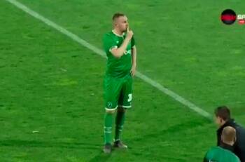 Delantero provocó a hinchada rival tras marcar y al final del partido casi lo linchan