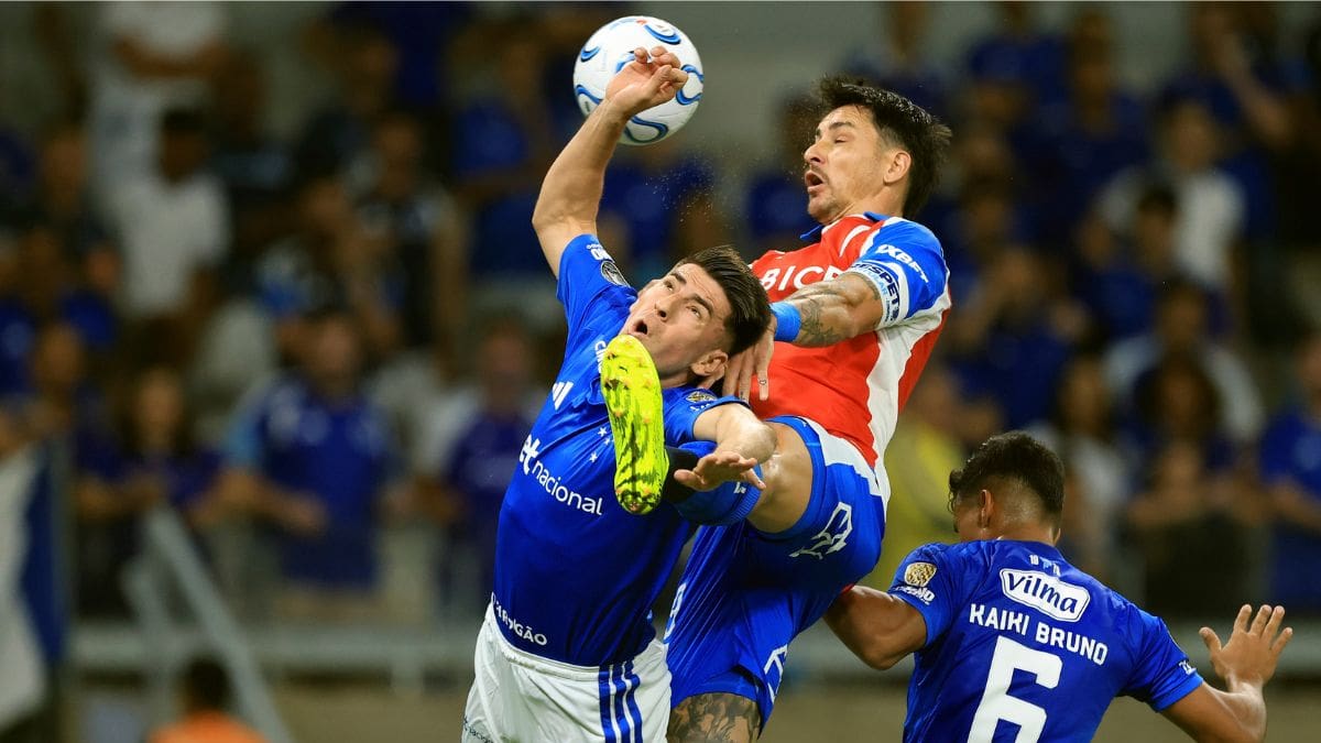 VIDEO | ¡Difícil de creer! El impresionante doble palo de Fernando Zampedri en el partido con Cruzeiro