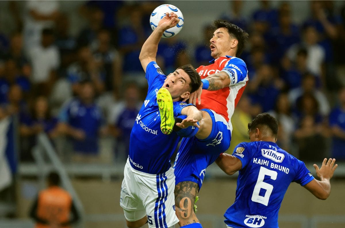 VIDEO | ¡Difícil de creer! El impresionante doble palo de Fernando Zampedri en el partido con Cruzeiro