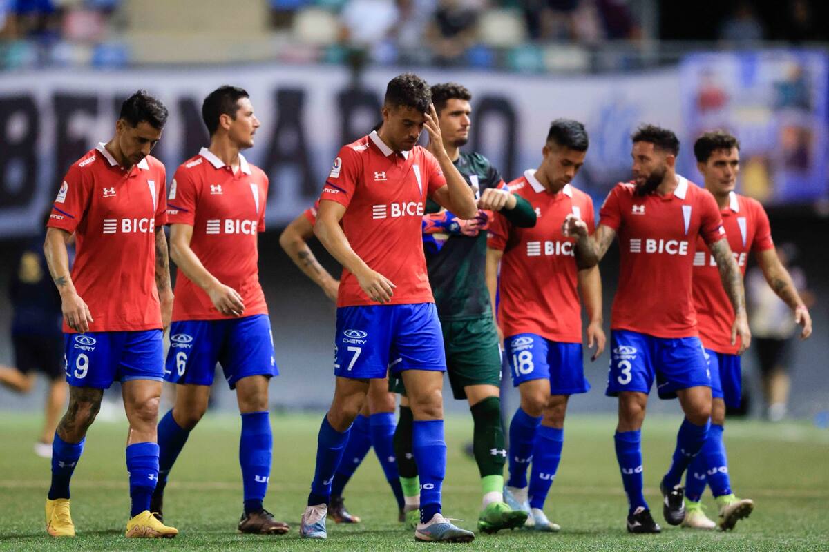 El plantel de la UC se retira del campo de juego. Foto: Aton.