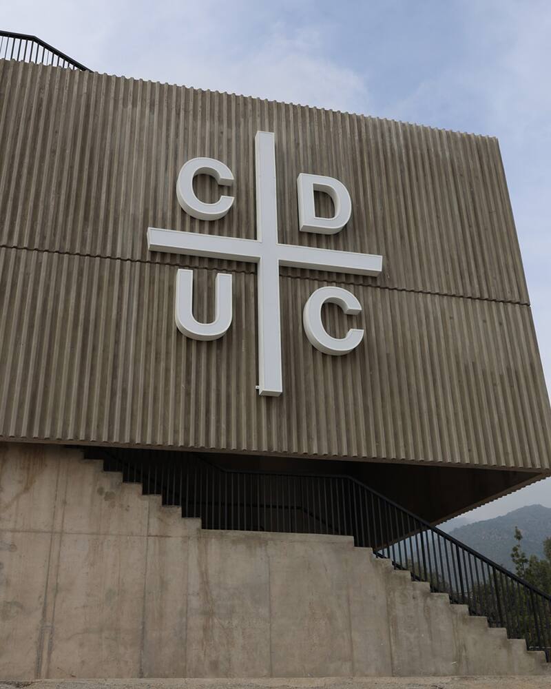 instaló su escudo en el Claro Arena. Foto: @Cruzados.