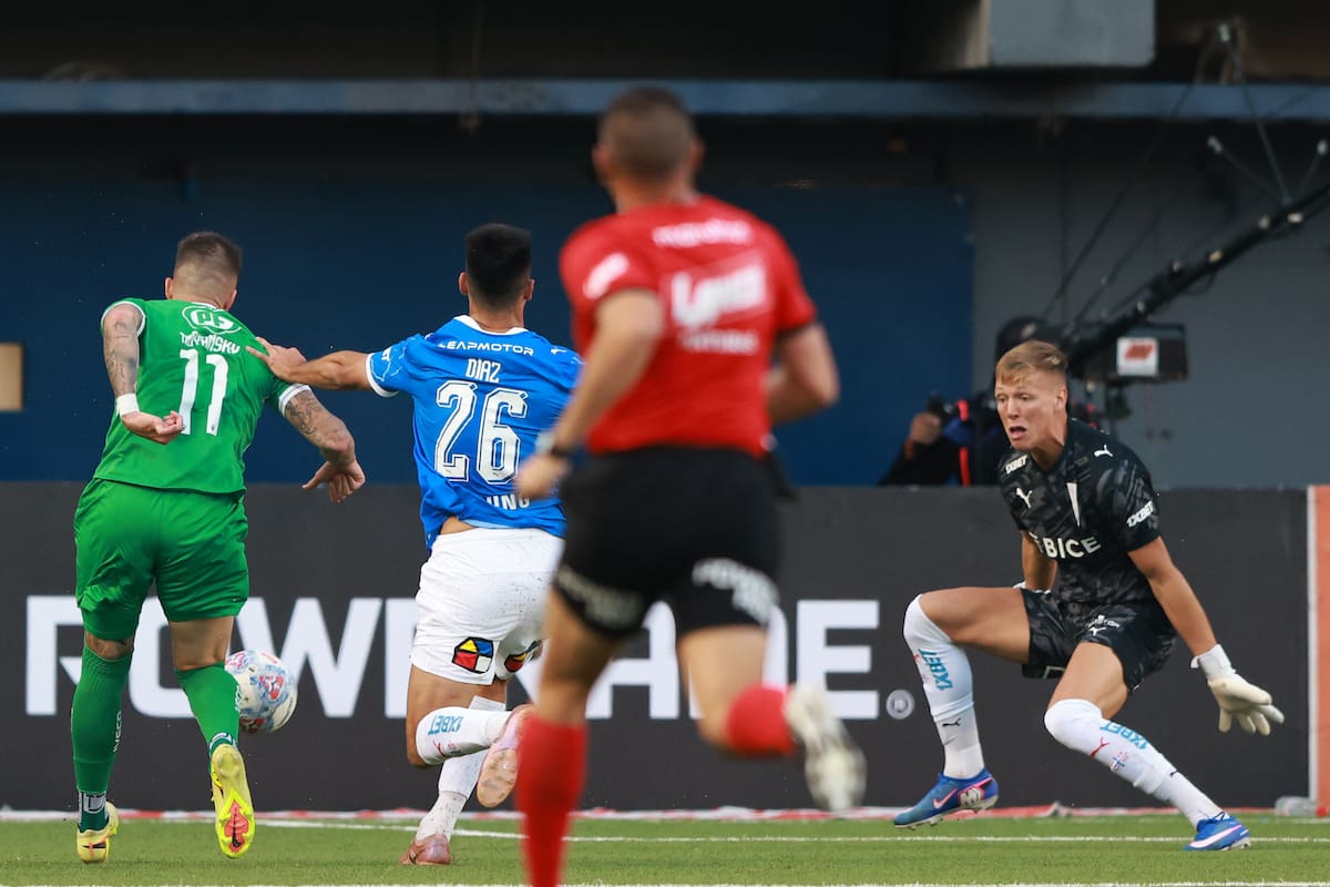 La UC visitando a Audax Italiano. Foto: Agencia Aton.