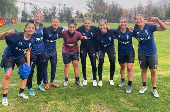 VIDEO | El valiente chapuzón del plantel femenino de Universidad Católica en pleno día de temporal