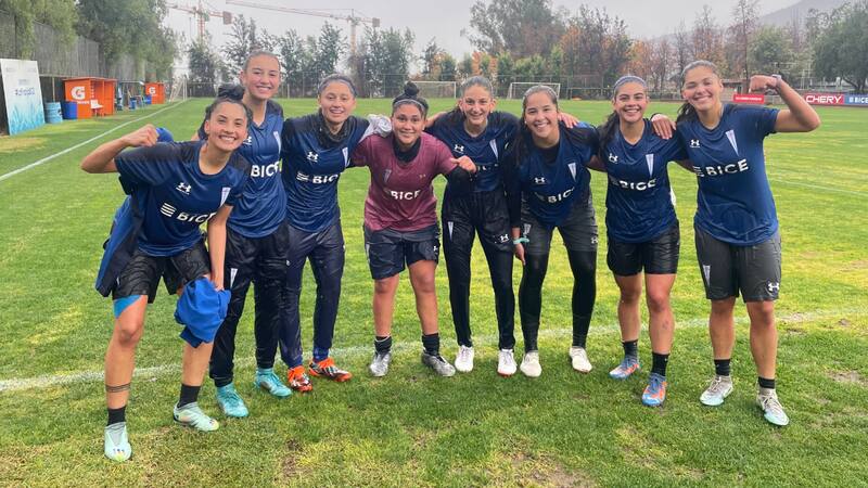 El plantel femenino de la UC hizo un temerario chapuzón en pleno frío santiaguino. Foto y video: @CruzadasOficial