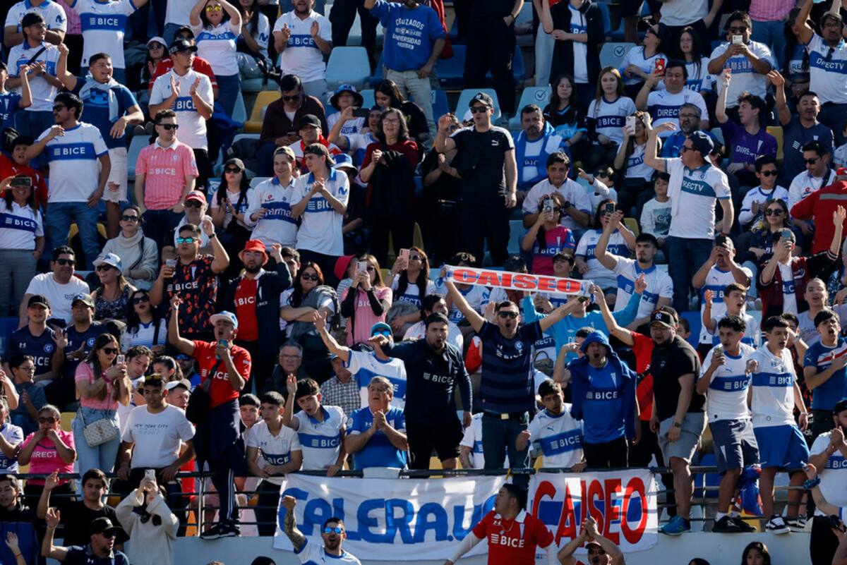 Hinchas de la UC asistieron al partido frente a Everton: Aton.