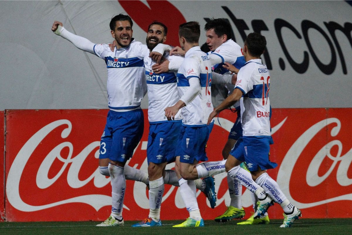 Sebastián Jaime celebra un gol con la UC. Un equipo que rompió la historia.
