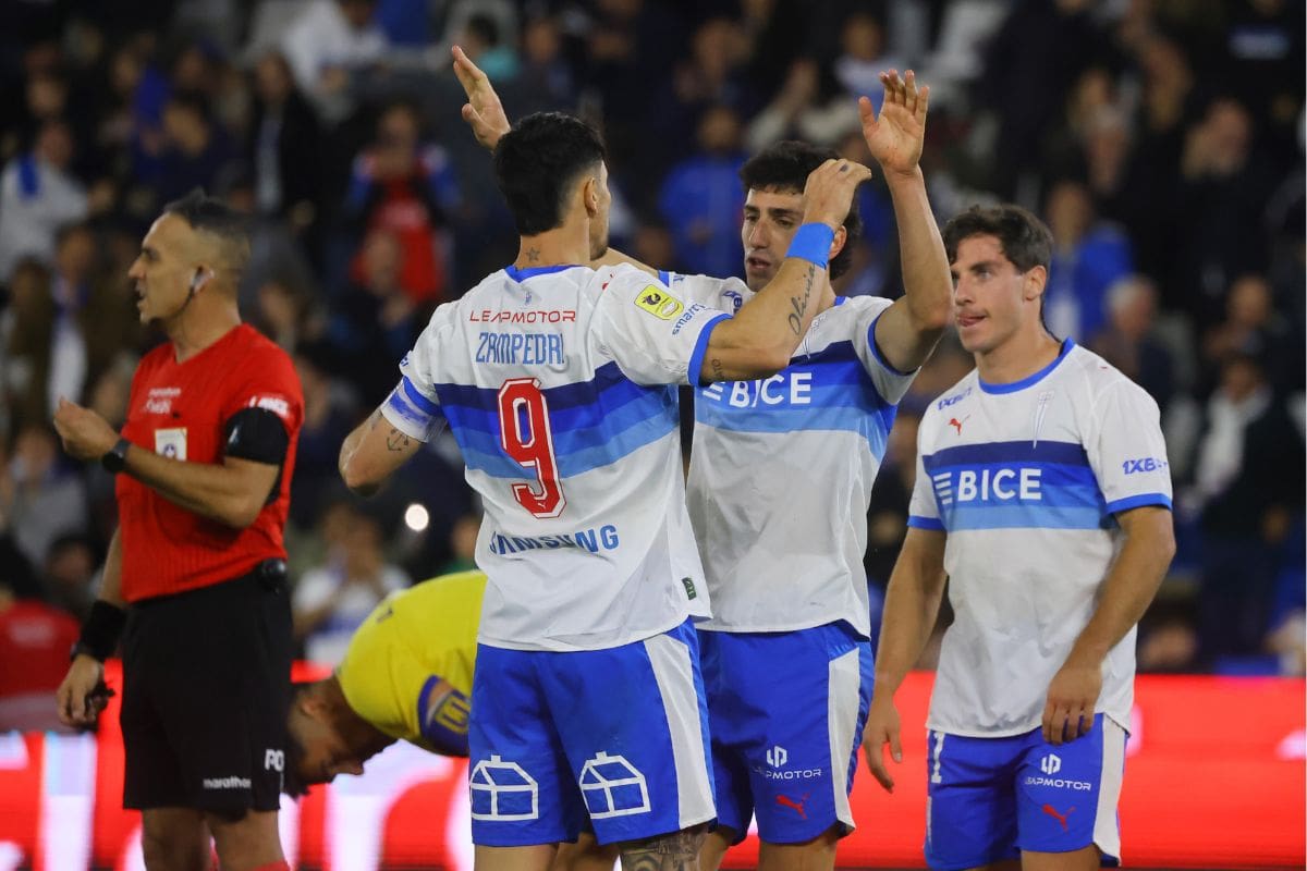 Justo Giani celebra junto a Fernando Zampedri uno de los goles del fin de semana ante la UdeC, mientras más atrás aparece Clemente Montes. Foto: Agencia Aton.