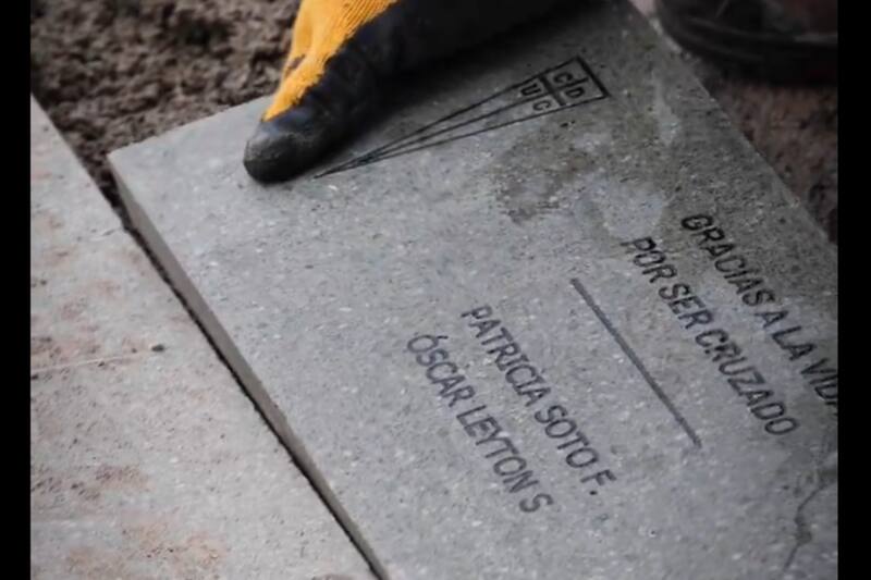 Ya comenzó la instalación de las losas personalizadas en el nuevo San Carlos de Apoquindo.