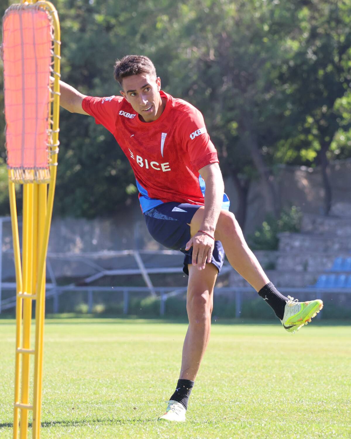 El club con nueva camiseta de entrenamiento.