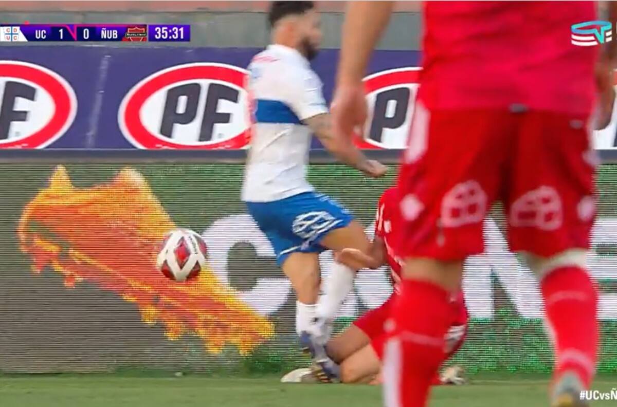 VIDEO | La impactante lesión que sufrió Eugenio Mena en la UC y que lo deja prácticamente fuera de La Roja