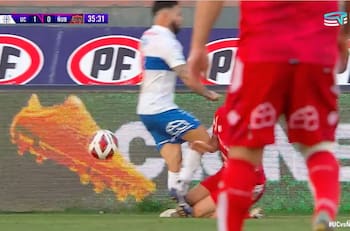 VIDEO | La impactante lesión que sufrió Eugenio Mena en la UC y que lo deja prácticamente fuera de La Roja