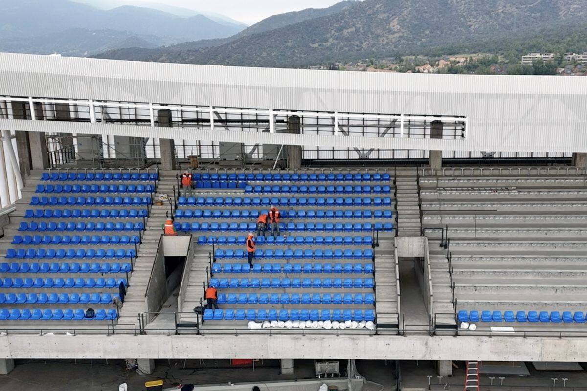 El nuevo San Carlos de Apoquindo ya luce asientos. Foto y video: @Cruzados.