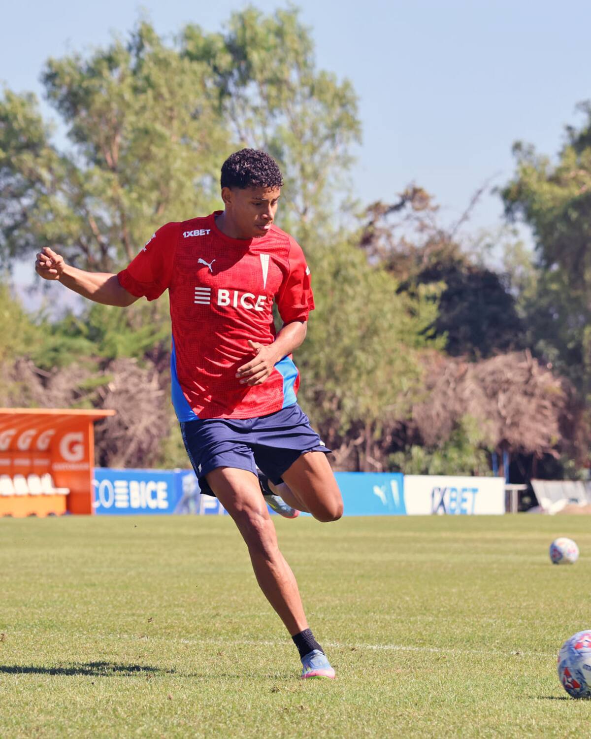 El club con nueva camiseta de entrenamiento.