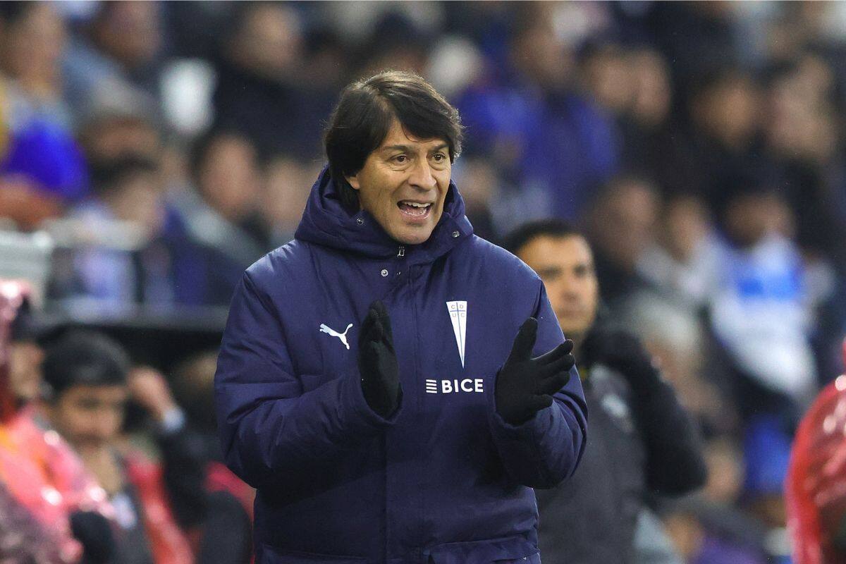 El entrenador de la UC, Daniel Garnero, prepara el partido de este jueves ante Ñublense de Chillán. Foto: Agencia Aton.