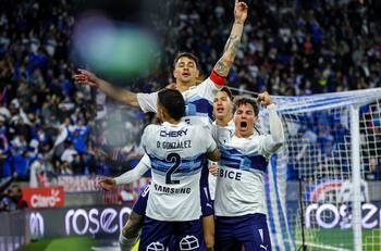 Zampedri nuevamente hizo historia y la UC estrenó con triunfo el Claro Arena