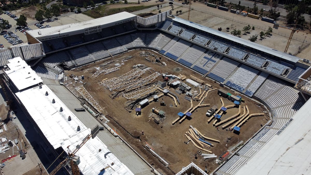 Golpe para la UC: autoridades ordenan suspender trabajos en el Claro Arena