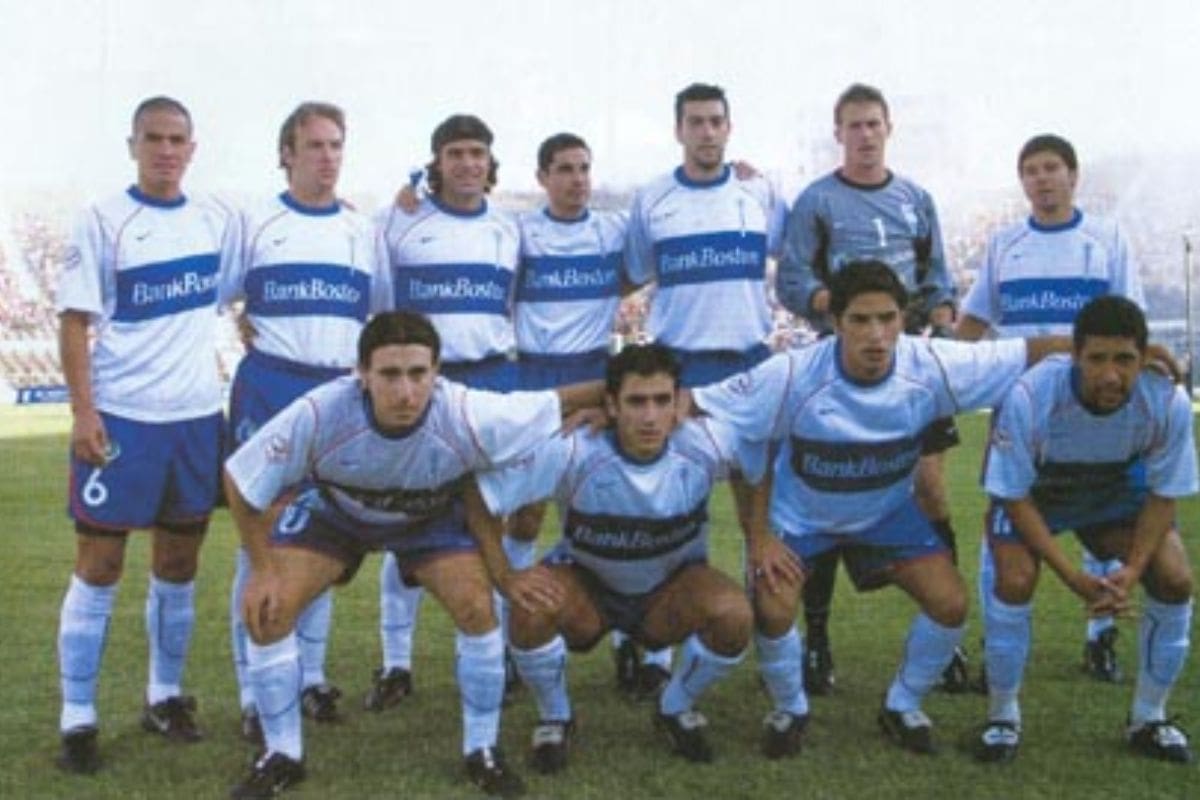 Equipo campeón de 2002. Miguel Ramírez es el cuarto jugador de pie, de izquierda a derecha, entre Iván Gabrich y Mauricio Segovia.