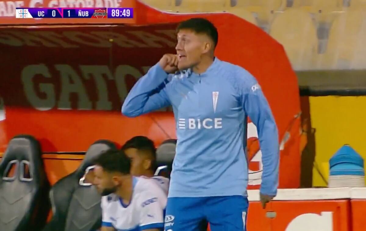 Nicolás Castillo fue expulsado al minuto 90, en la derrota por 1-0 de la UC. Foto: Aton.