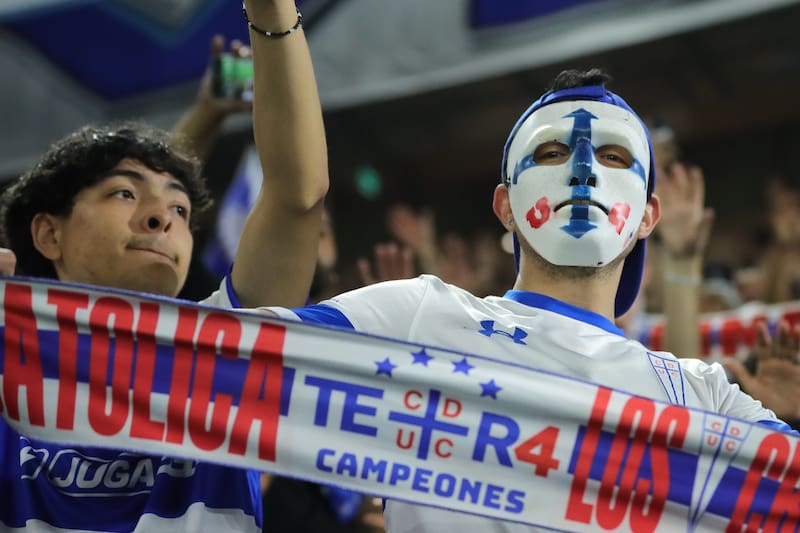 . Hinchas de la UC en el Claro Arena. Foto: Agencia Aton.