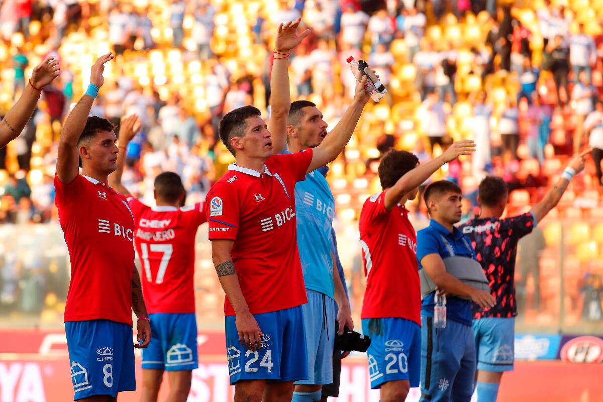 El plantel de la UC se retiró en silencio a los camarines tras igualar con Colo Colo. Foto: Agencia Aton.